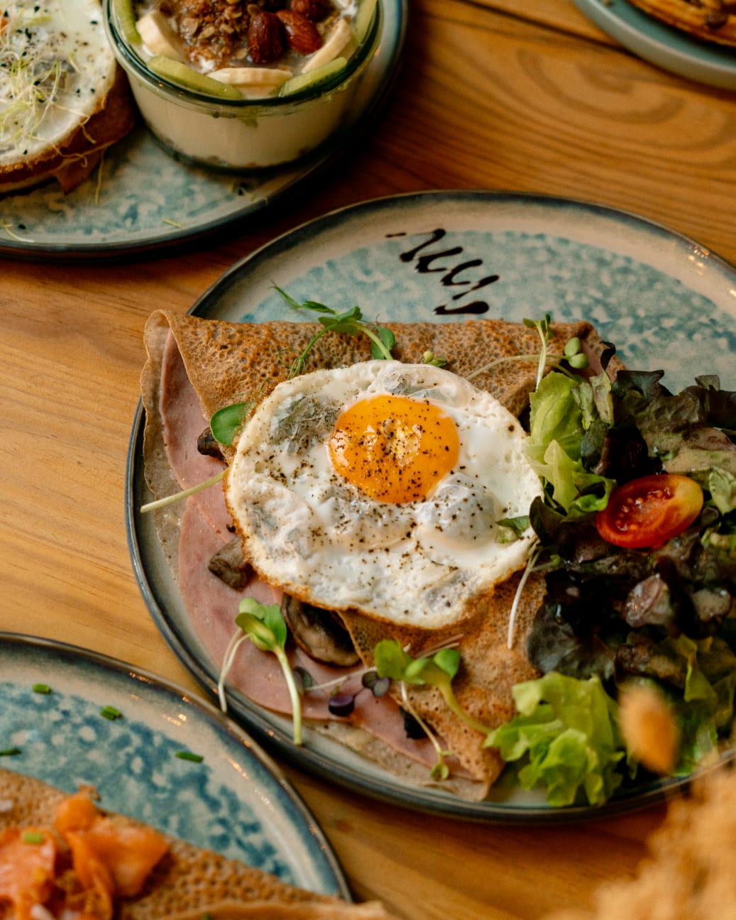 Galette au jambon, champignons et œuf au plat, servie avec sa salade